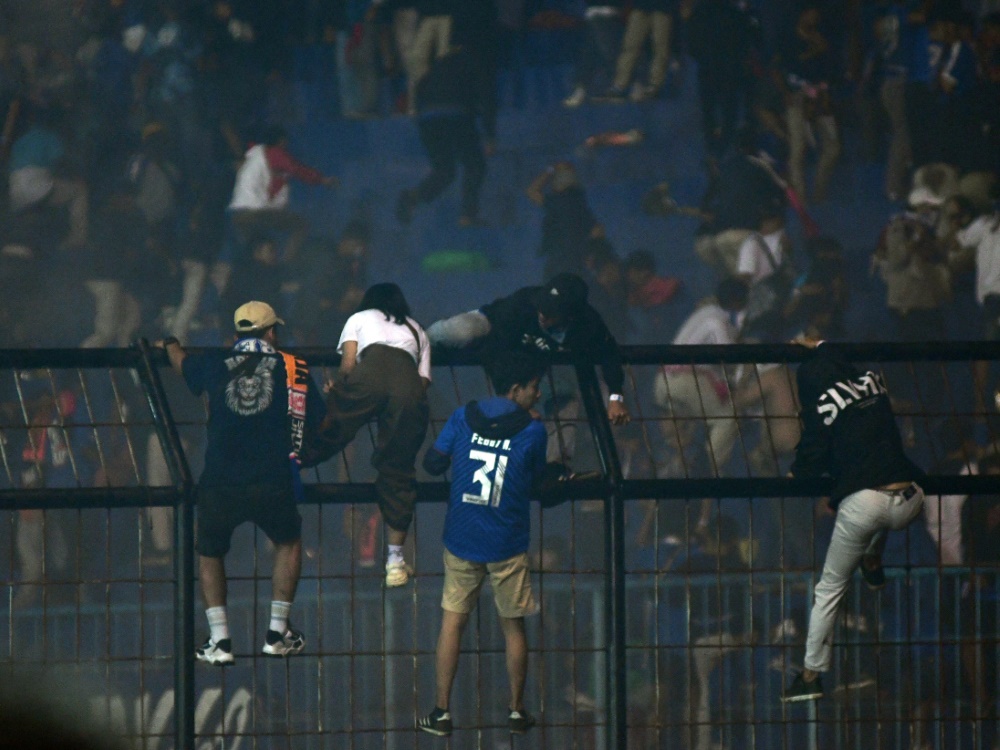 Nach Stadionkatastrophe: Polizeikommandeur verurteilt (Foto: AFP/SID/STR)