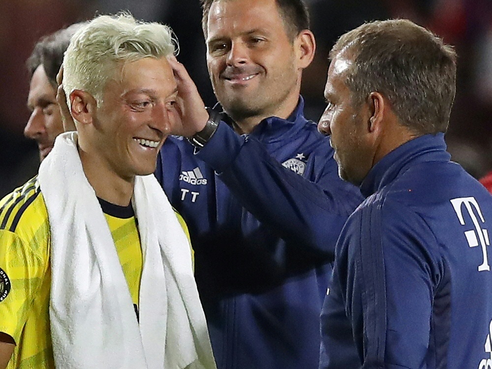 Mesut Özil (l.) und DFB-Coach Hansi Flick (r.) (Foto: FIRO/FIRO/SID)