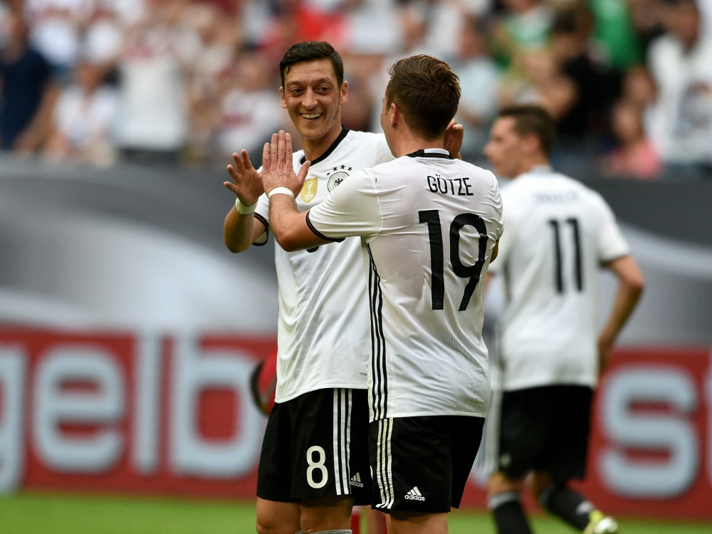 Götze gratuliert Özil zur erfolgreichen Karriere (Foto: AFP/SID/PATRIK STOLLARZ)