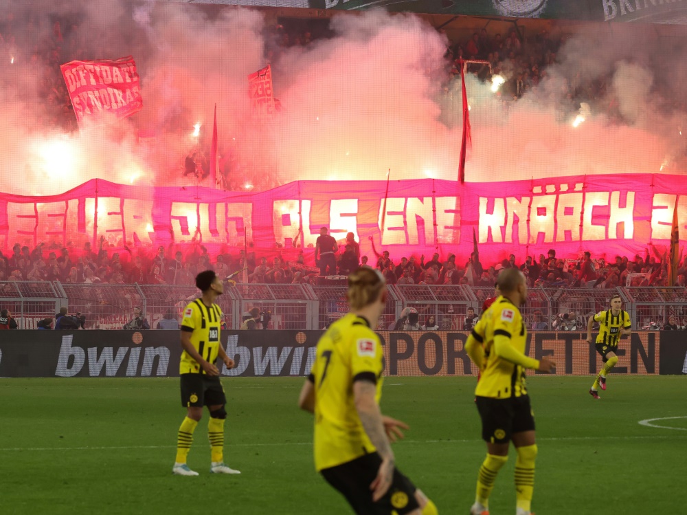 Einsatz von Pyrotechnik in der Bundesliga nimmt zu (Foto: FIRO/FIRO/SID)