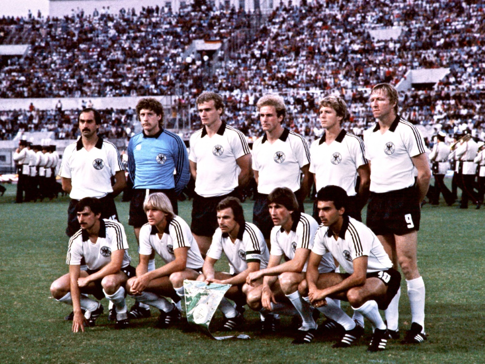 Dietz (unten, Mitte) war beim EM-Titel 1980 DFB-Kapitän (Foto: AFP/SID/STAFF)