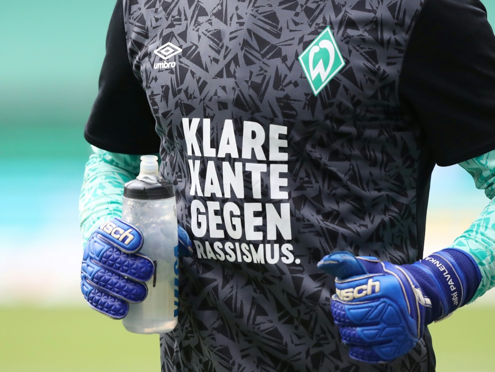 Bundesliga-Klubs setzen Zeichen gegen Rassismus (Foto: FIRO/FIRO/SID)