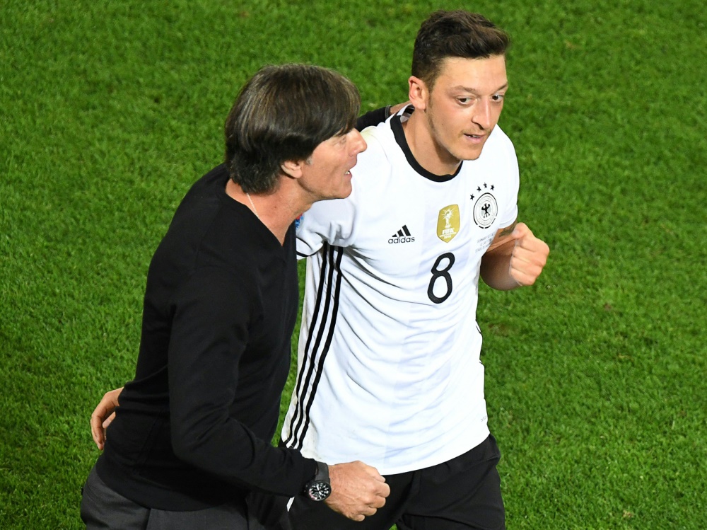 Özil (r.) berichtet über Aussprache mit Löw (Foto: AFP/SID/MEHDI FEDOUACH)