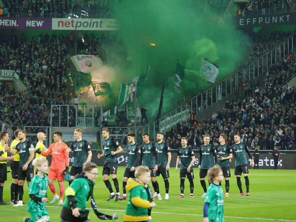 Die Werder-Fans zündeten mehrfach Pyrotechnik (Foto: FIRO/FIRO/FIRO)
