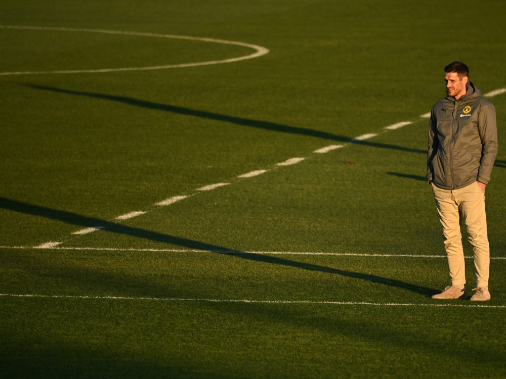 Entspannt ins Topspiel: BVB-Sportdirektor Sebastian Kehl (Foto: AFP/SID/Ina FASSBENDER)