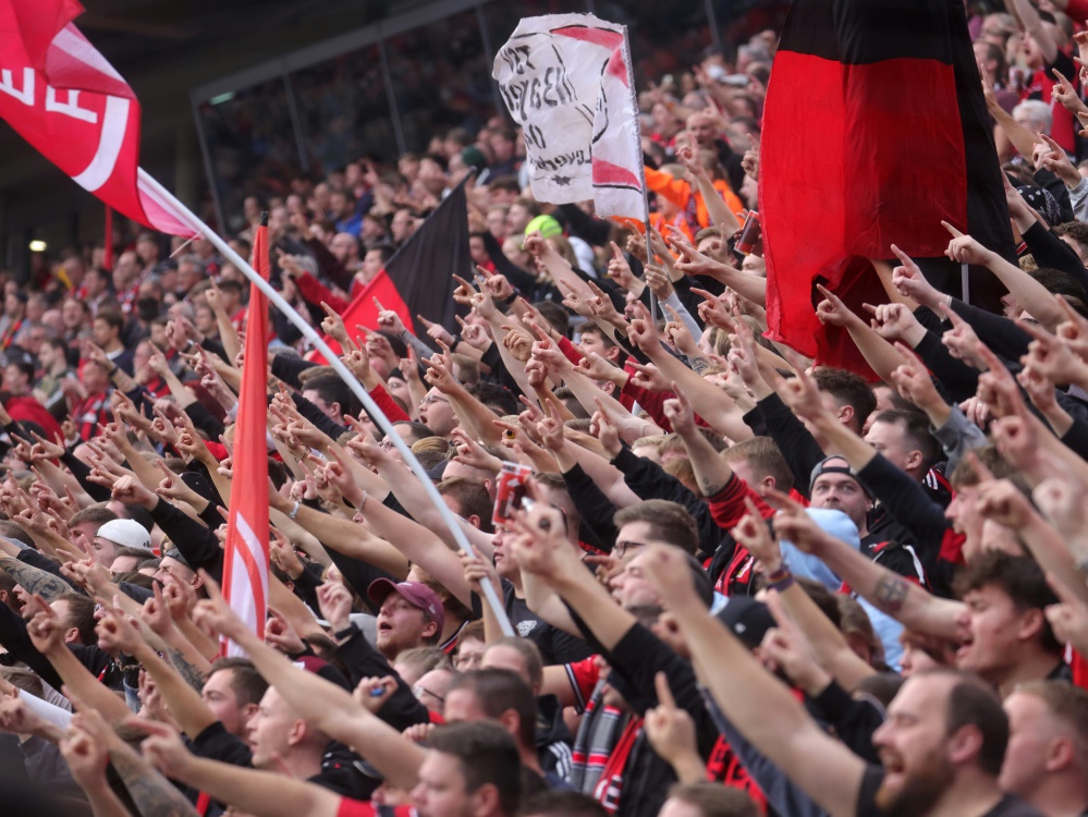 Die Bayer-Fans empfingen ihr Team in großer Zahl (Foto: FIRO/FIRO/SID)