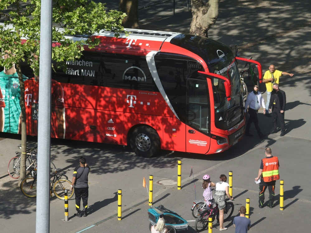 Bayern-Bus bei Abreise beschädigt (Foto: FIRO/FIRO/SID)