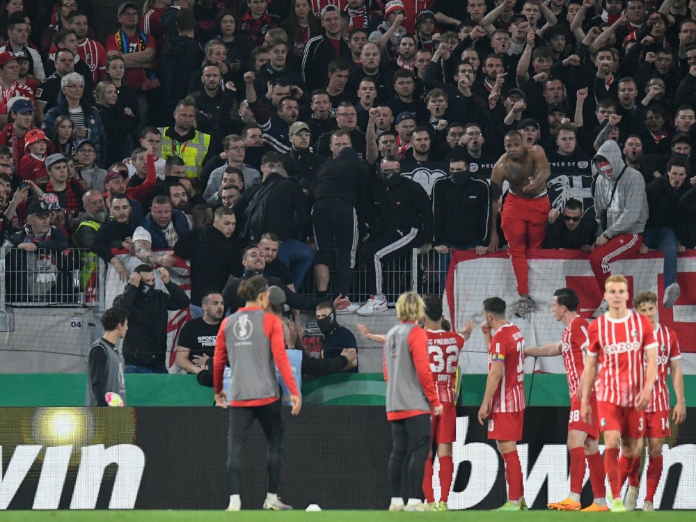 Freiburger Fans sorgten für einen Zwischenfall (Foto: AFP/SID/THOMAS KIENZLE)