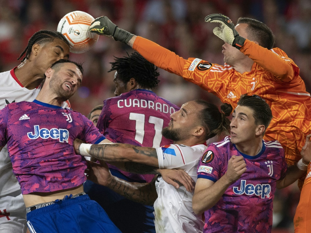 Sevilla (weiß) zieht wieder ins Finale ein (Foto: AFP/SID/JORGE GUERRERO)