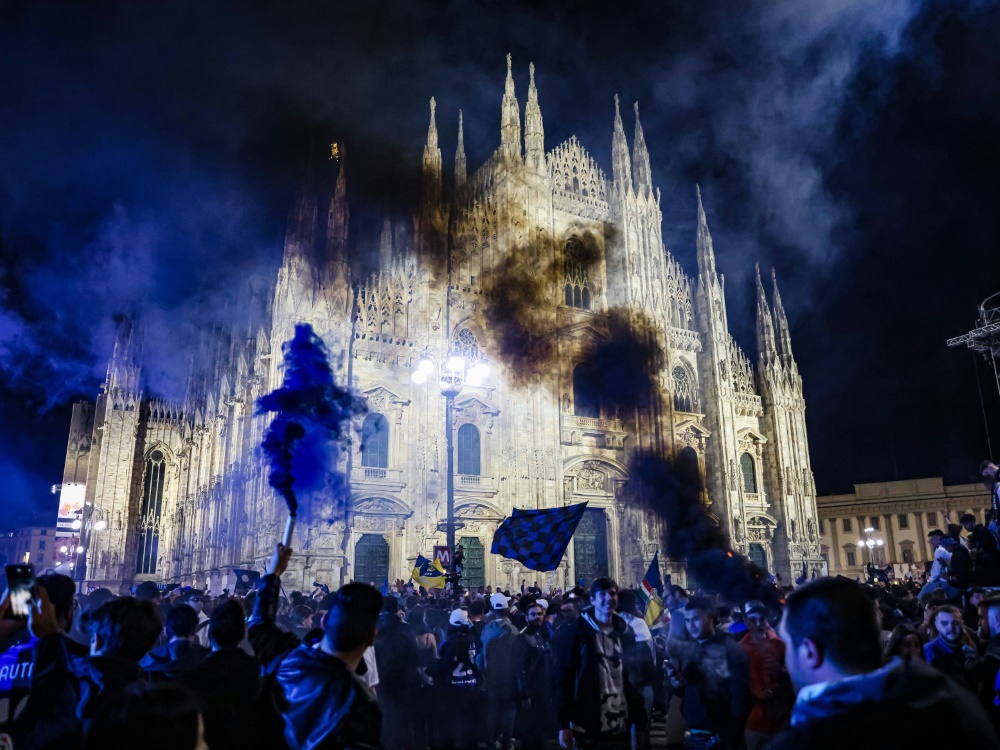 Inter-Fans feiern in den Straßen von Mailand (Foto: IMAGO/Alessandro Bremec/LaPresse/IMAGO/Alessandro Bremec/LaPresse/SID/Alessandro Bremec/LaPresse)