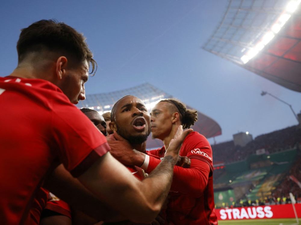 Nkunku feiert DFB-Pokalsieg mit RB Leipzig (Foto: AFP/SID/ODD ANDERSEN)