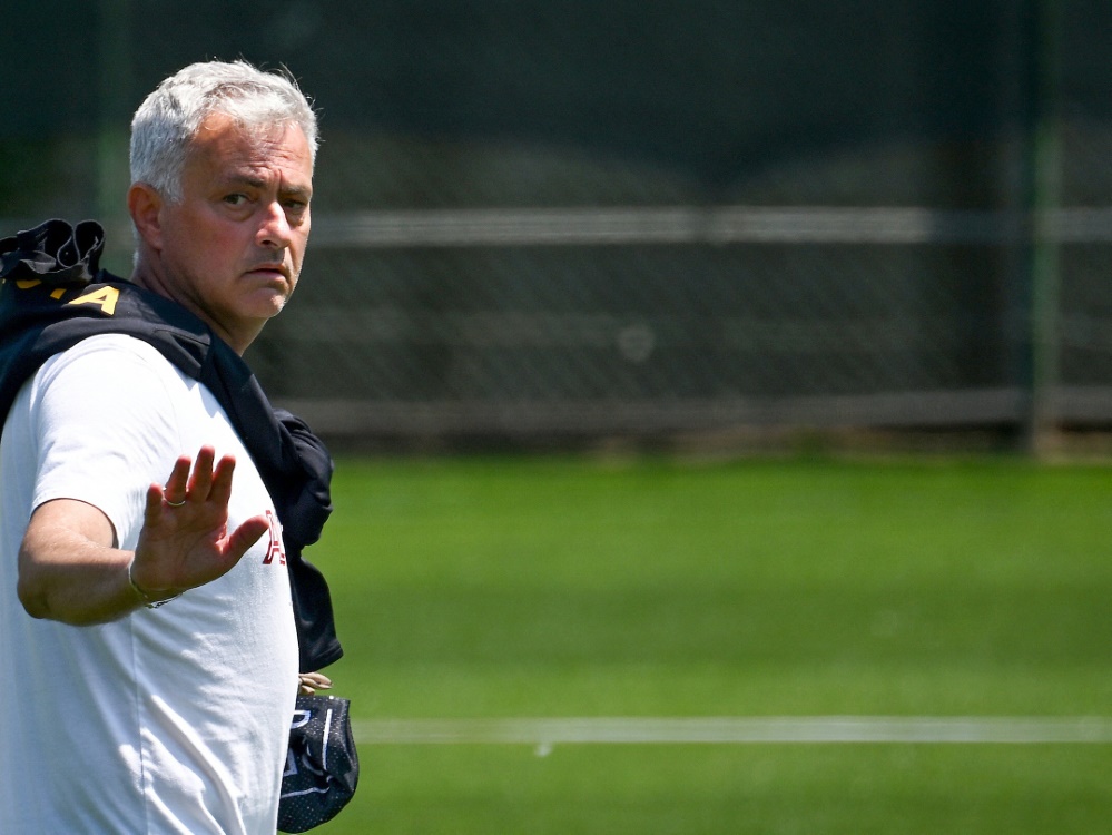 Jose Mourinho trainiert die Roma seit 2021 (Foto: AFP/SID/FILIPPO MONTEFORTE)