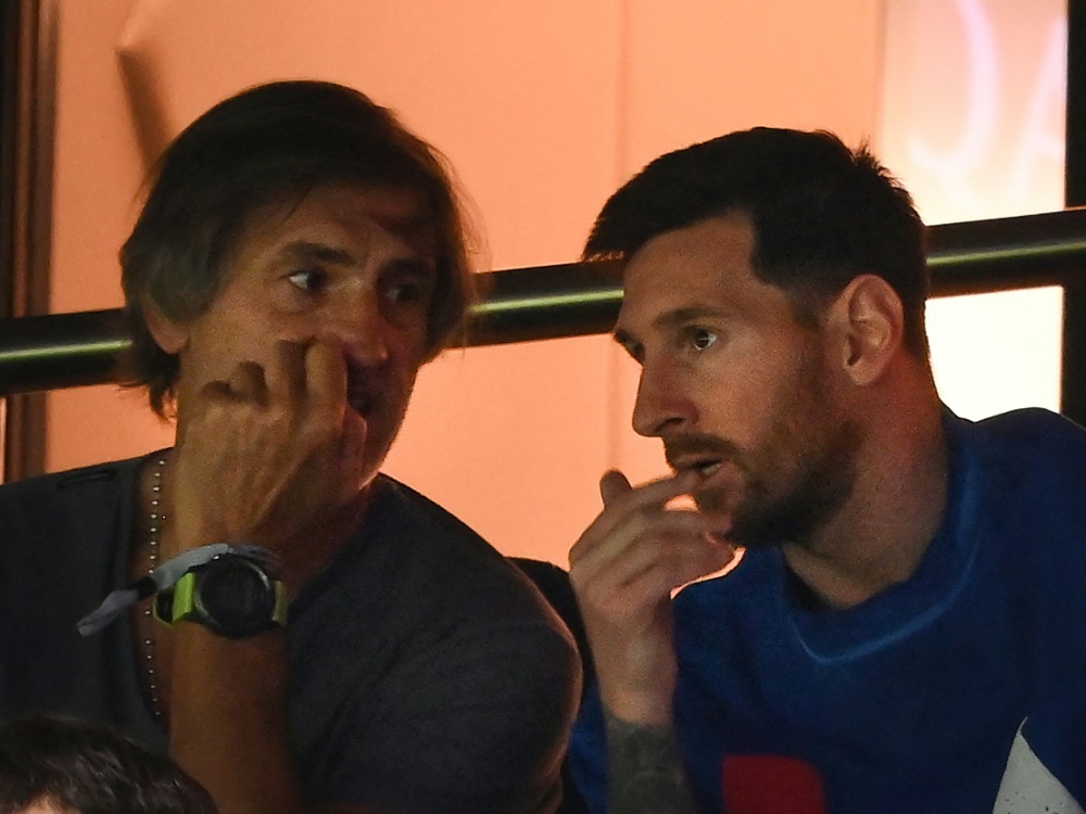 Lionel Messi im Gespräch mit seinem Vater (Foto: AFP/SID/FRANCK FIFE)
