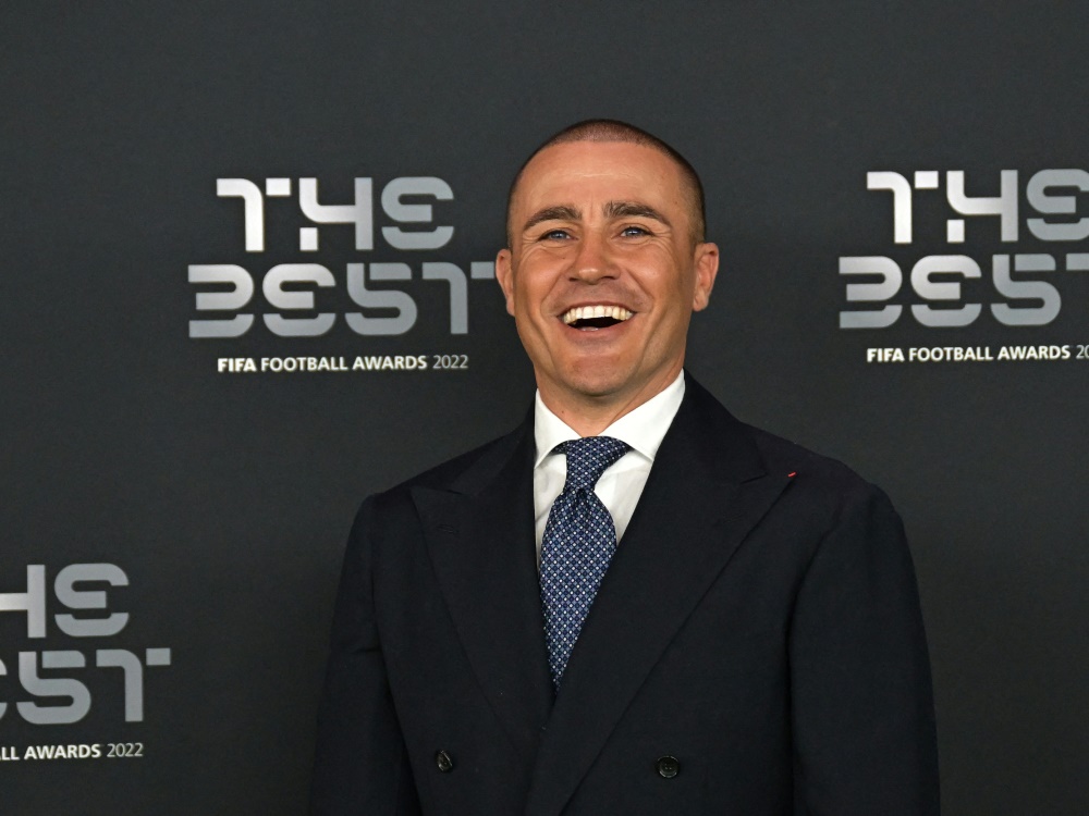 Fabio Cannavaro löst Meister-Wette ein (Foto: AFP/SID/FRANCK FIFE)