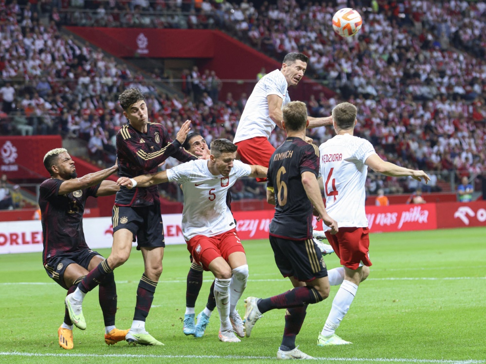 Lewandowski überspringt die deutsche Verteidigung (Foto: AFP/SID/ANDRZEJ IWANCZUK)