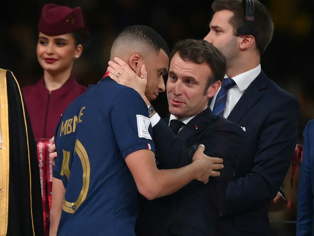 Will Mbappe bei PSG halten: Emmanuel Macron (Foto: AFP/SID/FRANCK FIFE)