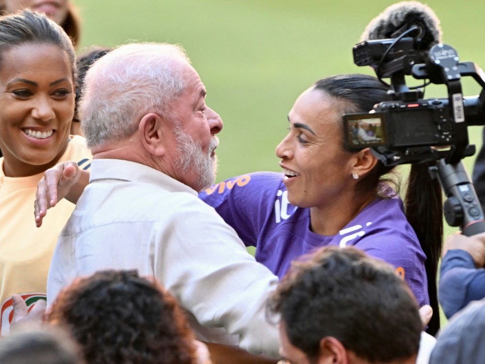 Lula und Marta in herzlicher Umarmung (Foto: AFP/SID/EVARISTO SA)