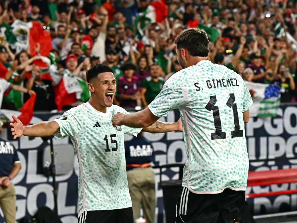 Mexiko feiert den Viertelfinaleinzug (Foto: AFP/SID/PATRICK T. FALLON)