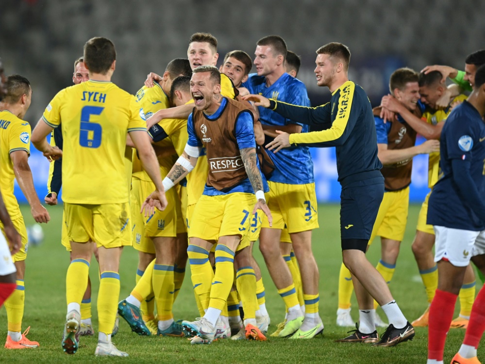 Ukrainische Spieler jubeln über den Halbfinal-Einzug (Foto: AFP/SID/MIHAI BARBU)