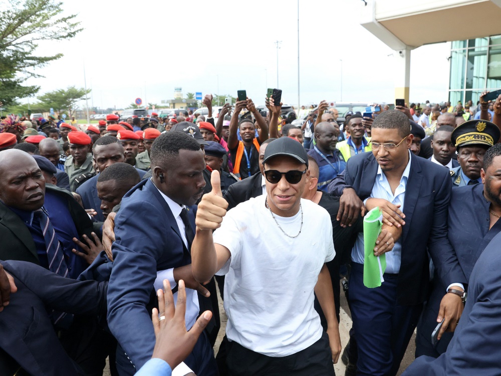 Superstar Kylian Mbappe zu Besuch in Kamerun (Foto: AFP/SID/DANIEL BELOUMOU OLOMO)