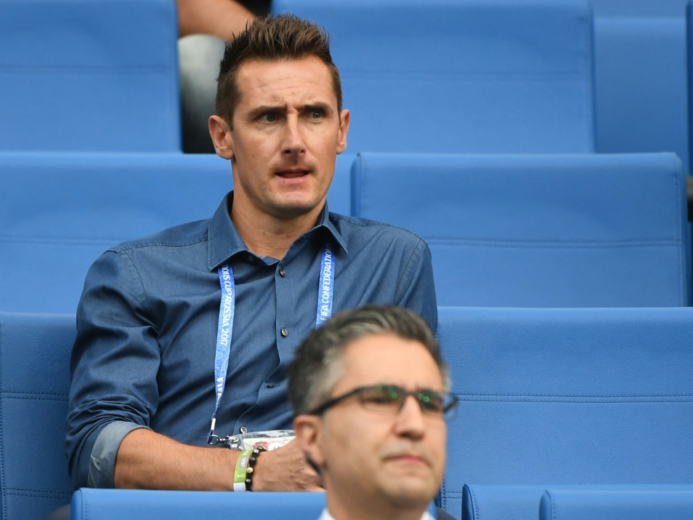 Klose kommentiert für Prime Video Italia (Foto: AFP/SID/PATRIK STOLLARZ)