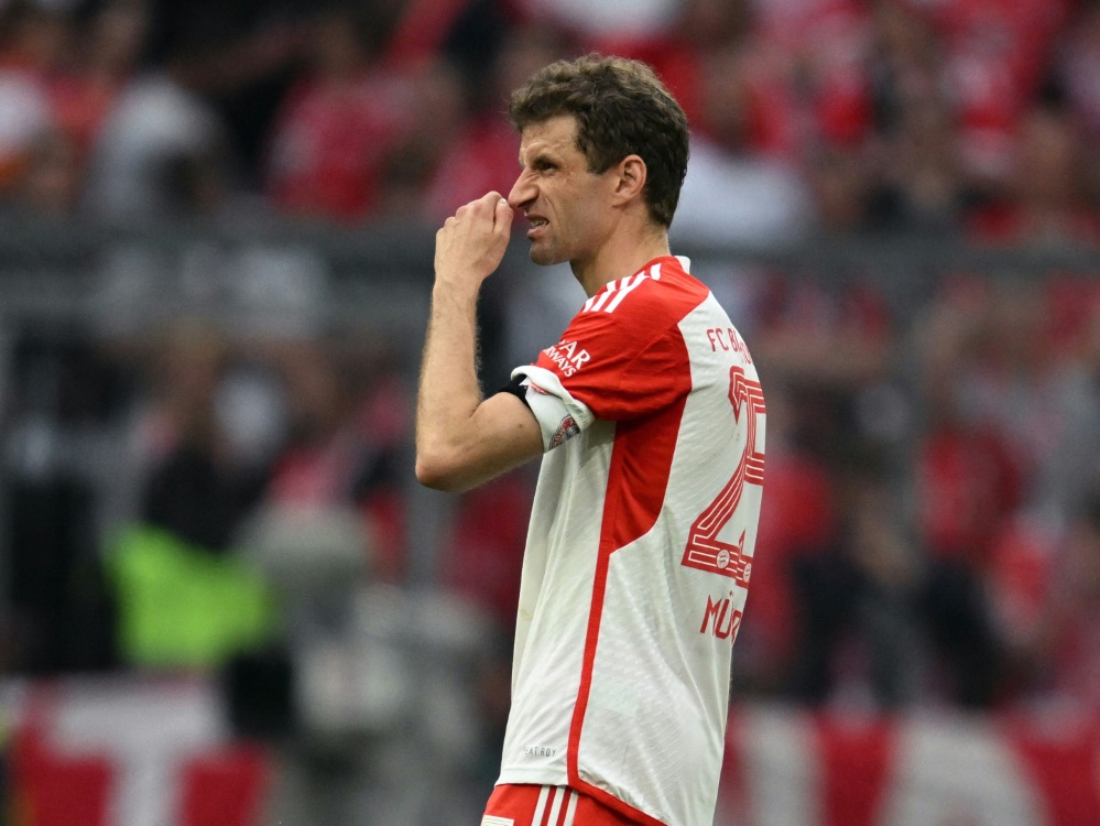 Müller muss angeschlagen abreisen (Foto: AFP/SID/CHRISTOF STACHE)