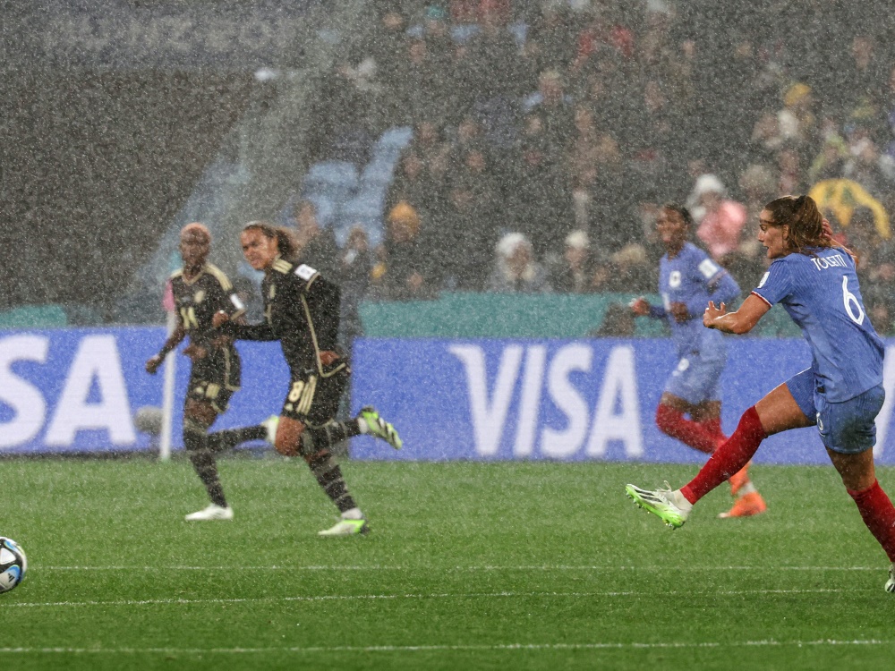 Frankreichs Spiel im Regen endet 0:0 (Foto: AFP/SID/DAVID GRAY)