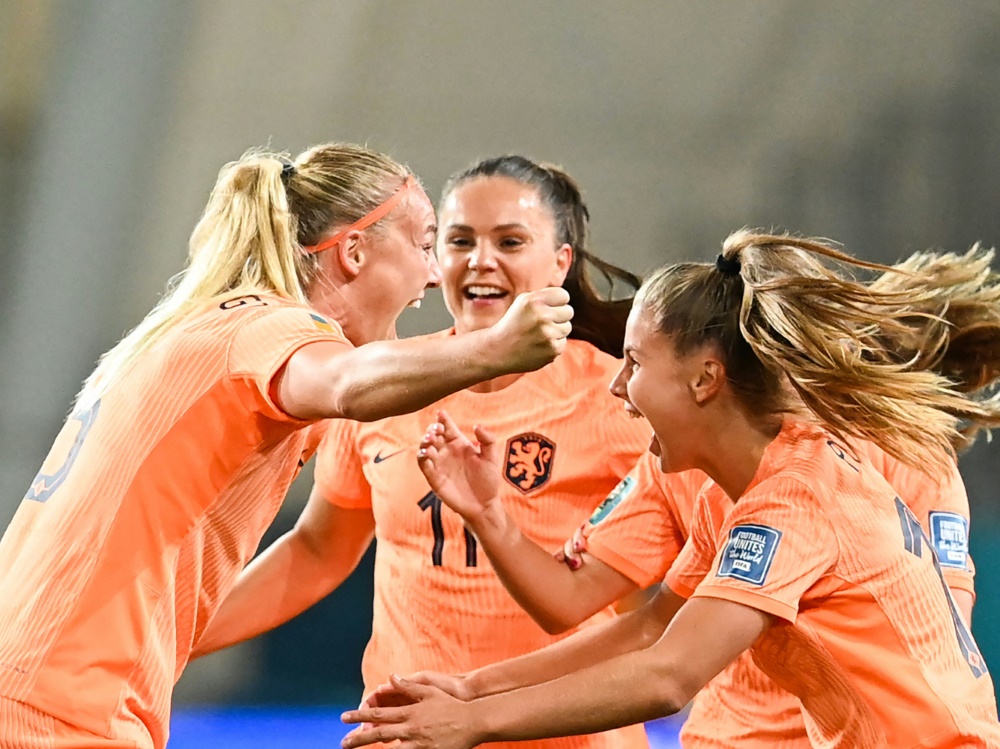 Die Niederländerinnen bejubeln den frühen Treffer (Foto: AFP/SID/SANKA VIDANAGAMA)