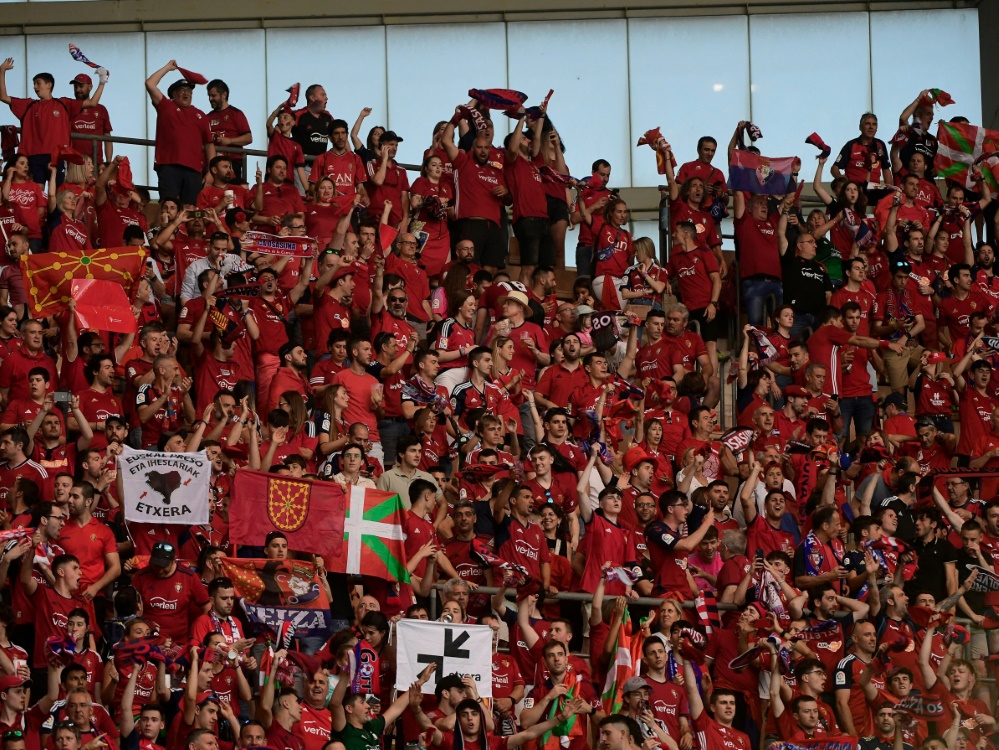 Die Fans können sich auf internationalen Fußball freuen (Foto: AFP/SID/CRISTINA QUICLER)