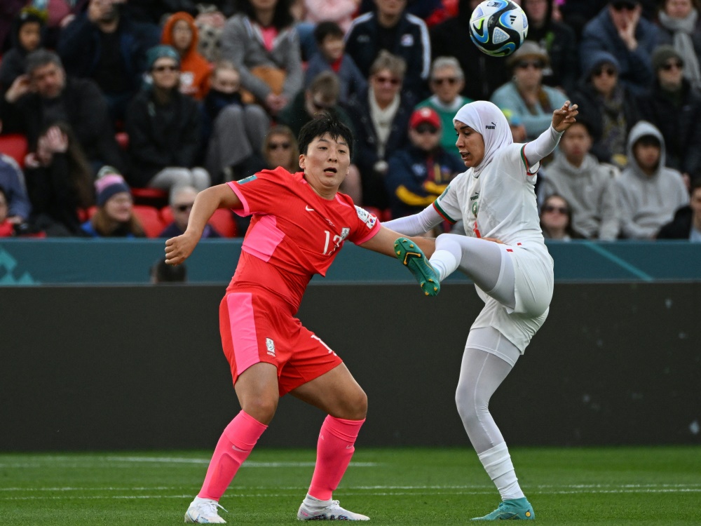 Nouhaila Benzina (r.) im Spiel gegen Südkorea (Foto: AFP/SID/BRENTON EDWARDS)