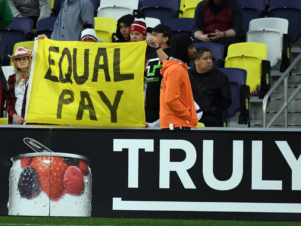 Minderheit der Männer für Equal Pay (Foto: IMAGO/Christopher Hanewinckel/IMAGO/Christopher Hanewinckel/SID/IMAGO/Christopher Hanewinckel)