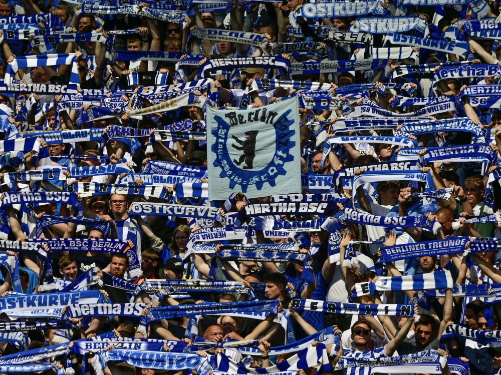 Friedliche Hertha-Fans (Archivfoto) (Foto: AFP/SID/JOHN MACDOUGALL)