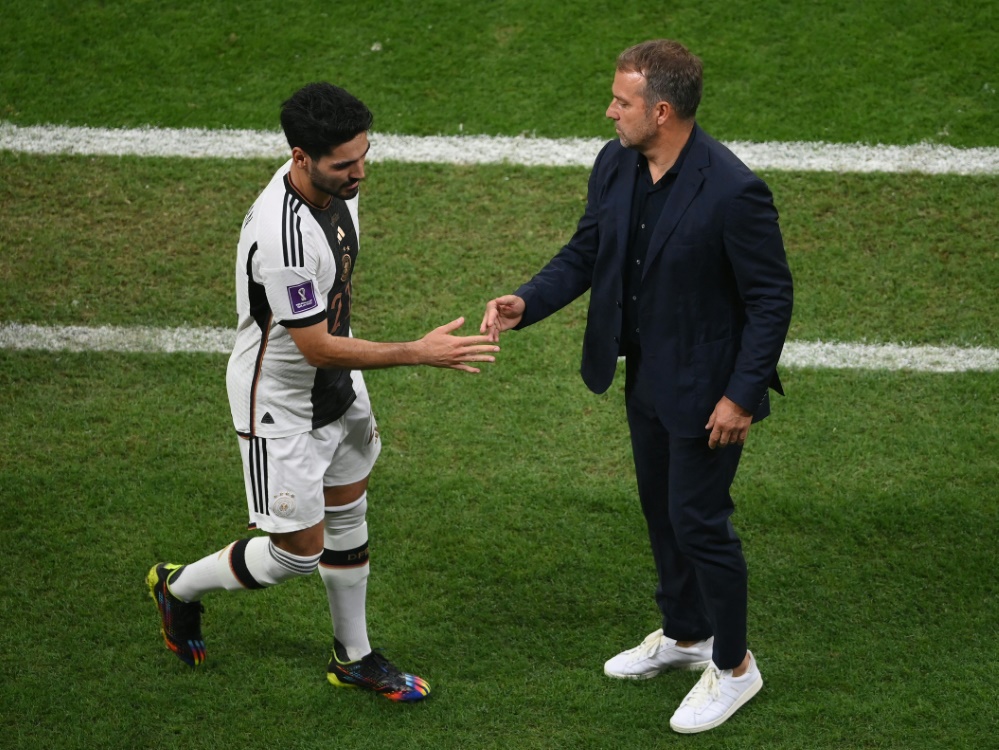 Ilkay Gündogan (l.) und Hansi Flick bei der WM (Foto: AFP/SID/FRANCK FIFE)