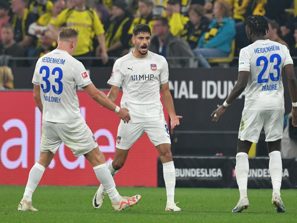 Heidenheim bejubelt ein 2:2 in Dortmund (Foto: AFP/SID/UWE KRAFT)