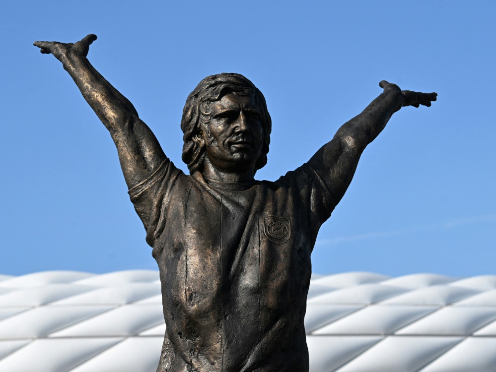 Müller-Bronze vor der Allianz Arena enthüllt (Foto: AFP/SID/CHRISTOF STACHE)