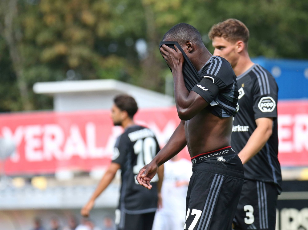 Enttäuscht vom Ergebnis: HSV-Spieler Jean-Luc Dompe (Foto: IMAGO/FABIAN KLEER/IMAGO/FABIAN KLEER/SID/IMAGO/FABIAN KLEER)