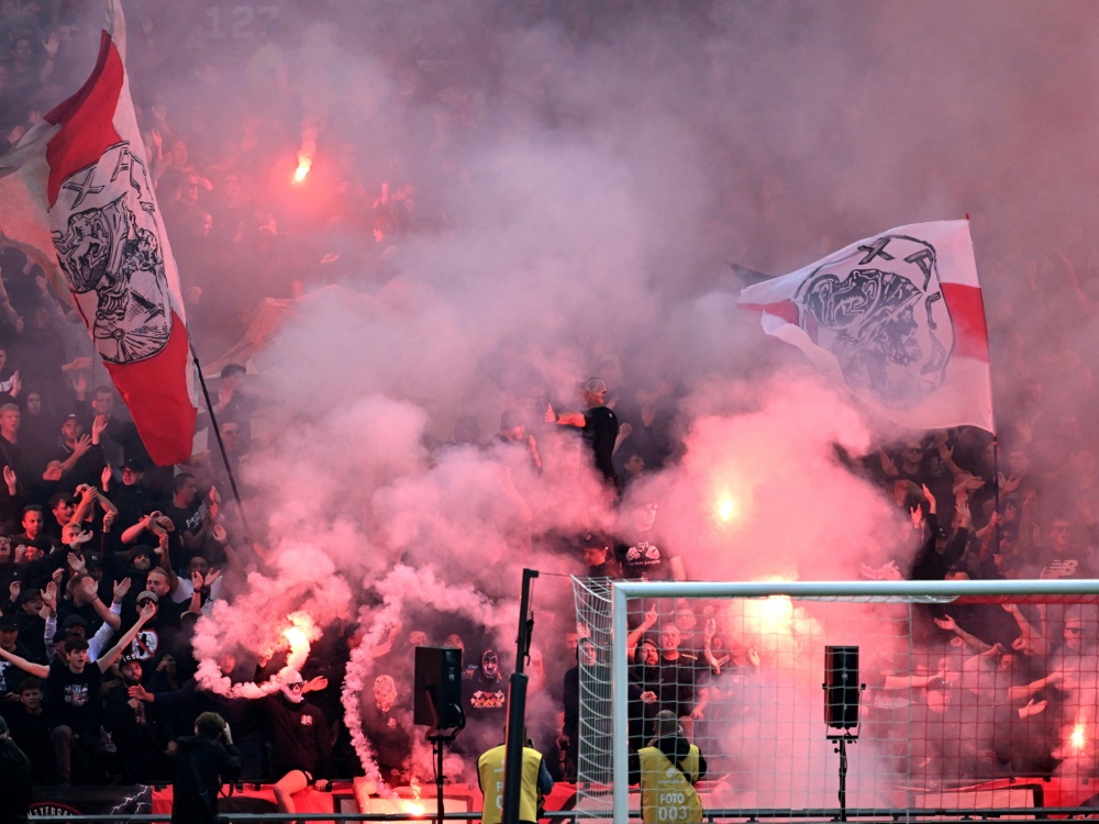 Ajax-Fans treiben es mit der Pyrotechnik auf die Spitze (Foto: AFP/SID/OLAF KRAAK)