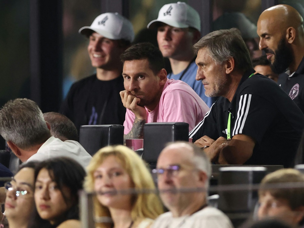Messi wieder nur auf der Tribüne (Foto: AFP/GETTY IMAGES/SID/MEGAN BRIGGS)