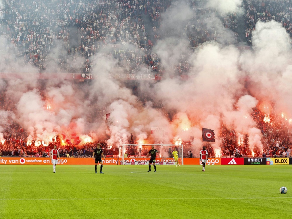 Massiver Pyro-Einsatz bei Ajax gegen Feyenoord (Foto: IMAGO/Pro Shots/IMAGO/Pro Shots/SID/IMAGO/Pro Shots)
