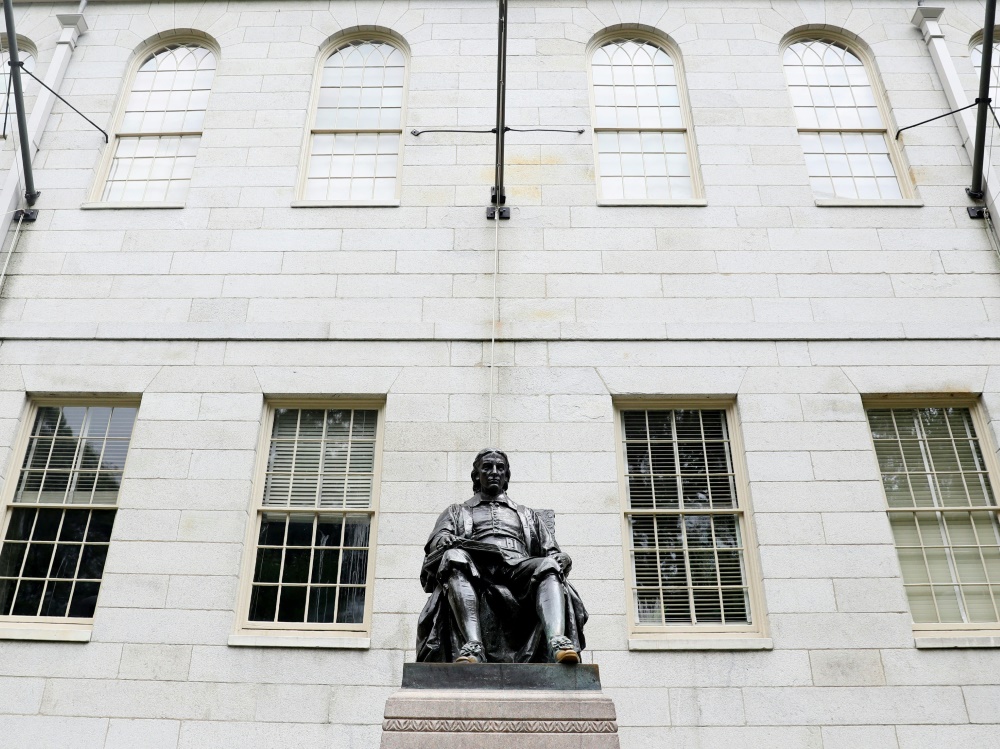 Statue von John Harvard auf dem Uni-Campus. (Foto: AFP/GETTY IMAGES NORTH AMERICA/SID/MADDIE MEYER)
