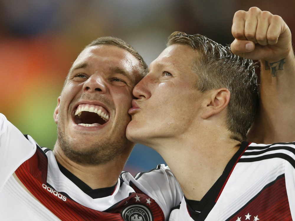 Podolski und Schweinsteiger als Weltmeister 2014 (Foto: AFP/SID/ADRIAN DENNIS)