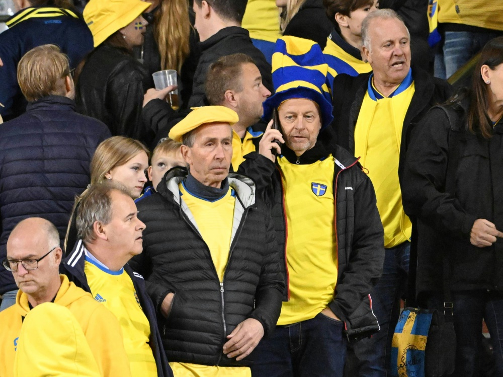 Schwedische Fans in Brüssel nach dem Spielabbruch (Foto: IMAGO/IMAGO/SID/IMAGO)