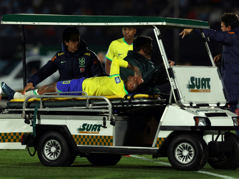 Neymar wurde unter Tränen vom Platz gefahren (Foto: AFP/SID/Pablo PORCIUNCULA)