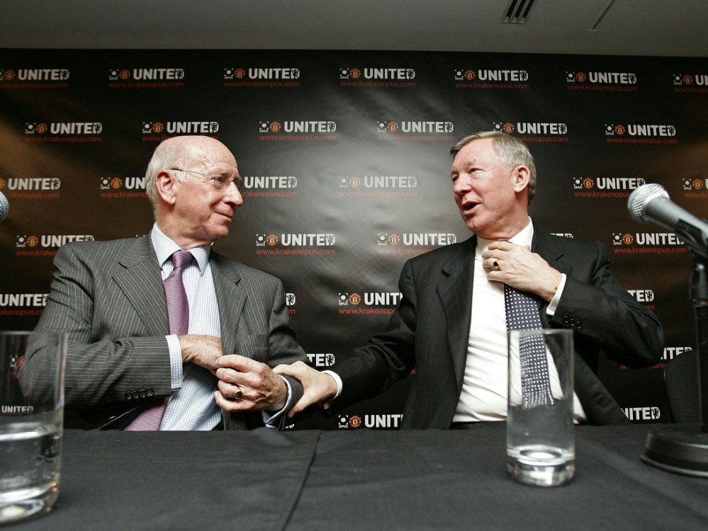Zwei Manchester-United-Legenden: Charlton und Ferguson (Foto: AFP/SID/SHAUN CURRY)