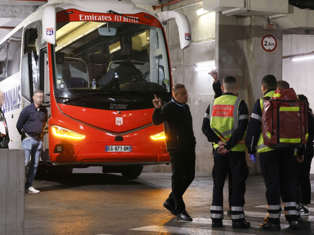 Mehrere Scheiben des Lyoner Busses gingen zu Bruch (Foto: AFP/SID/CHRISTOPHE SIMON)