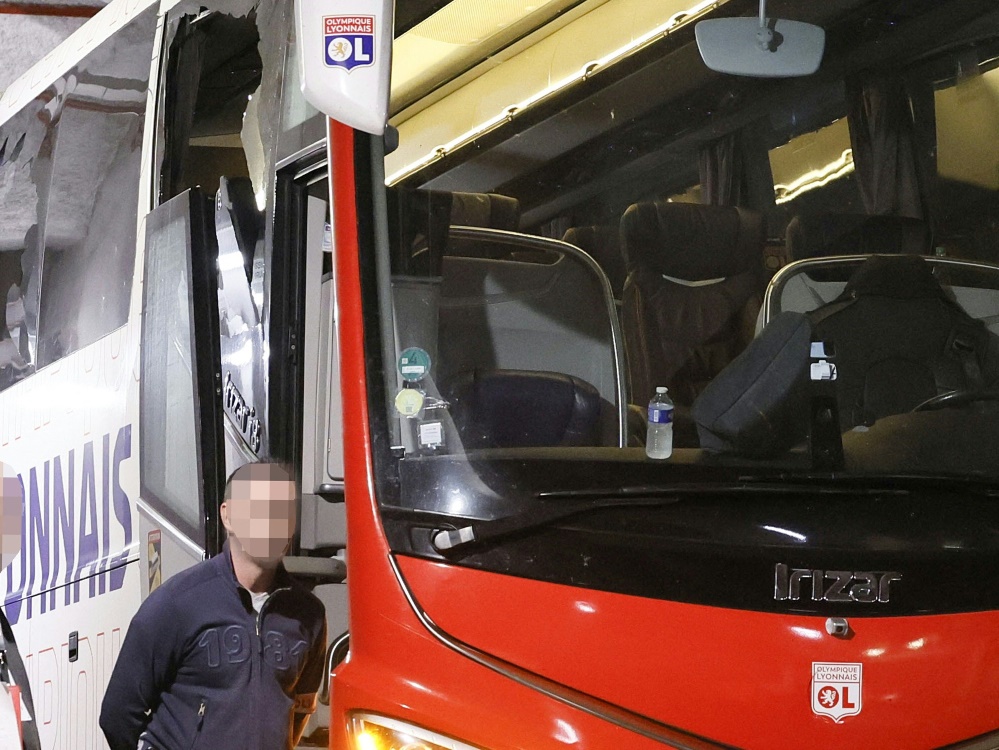 Der zerstörte Teambus von Olympique Lyon (Foto: AFP/SID/CHRISTOPHE SIMON)
