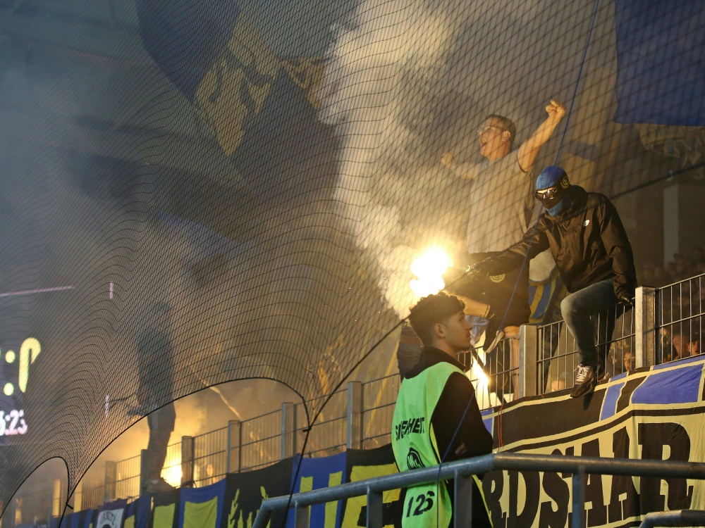 Saarbrücker Fans gegen Dortmund (Foto: IMAGO/Jan Huebner/IMAGO/Jan Huebner/SID/IMAGO/Steven Mohr)