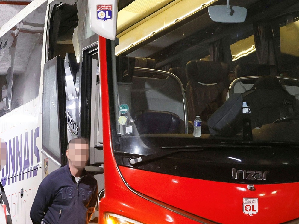 Der Mannschaftsbus von Lyon war attackiert worden (Foto: AFP/AFP/Christophe SIMON)