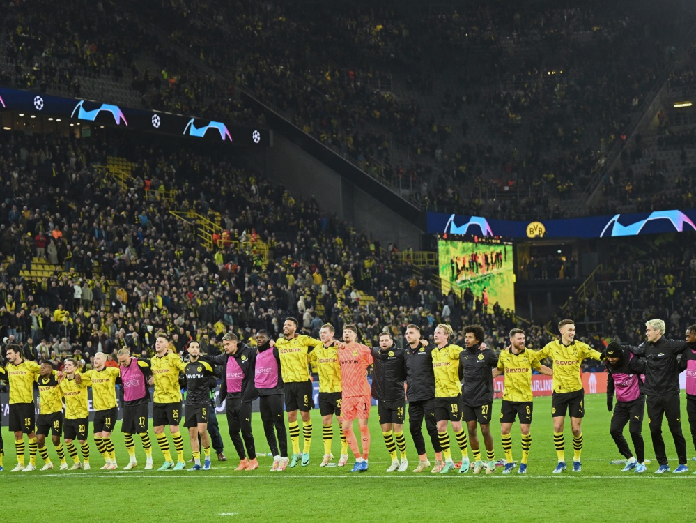 Die BVB-Fans feiern ihr Team nach dem Newcastle-Spiel. (Foto: AFP/SID/INA FASSBENDER)