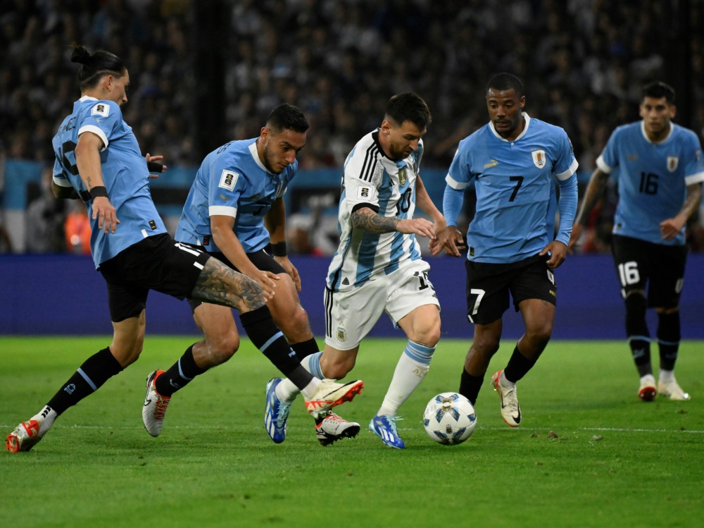 Lionel Messi (Mitte) konnte die Niederlage nicht verhindern (Foto: AFP/SID/Luis ROBAYO)